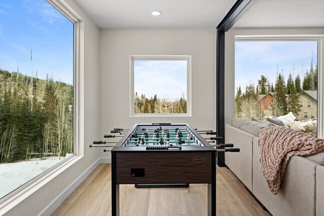 Building Photo - 220 Circle Dr