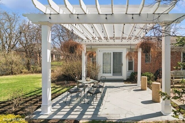 Building Photo - 1674 Bowling Green Dr