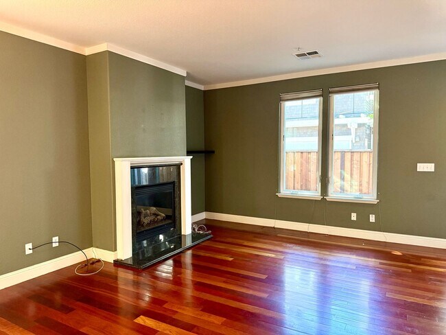 Building Photo - Welcome to this beautiful 3 bedroom, 2.5 bathroom home located in Cotati!