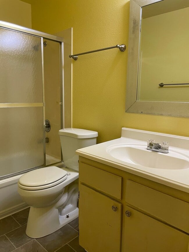 Building Photo - Great 1 bedroom, 1 bath cottage ~ nice quiet street