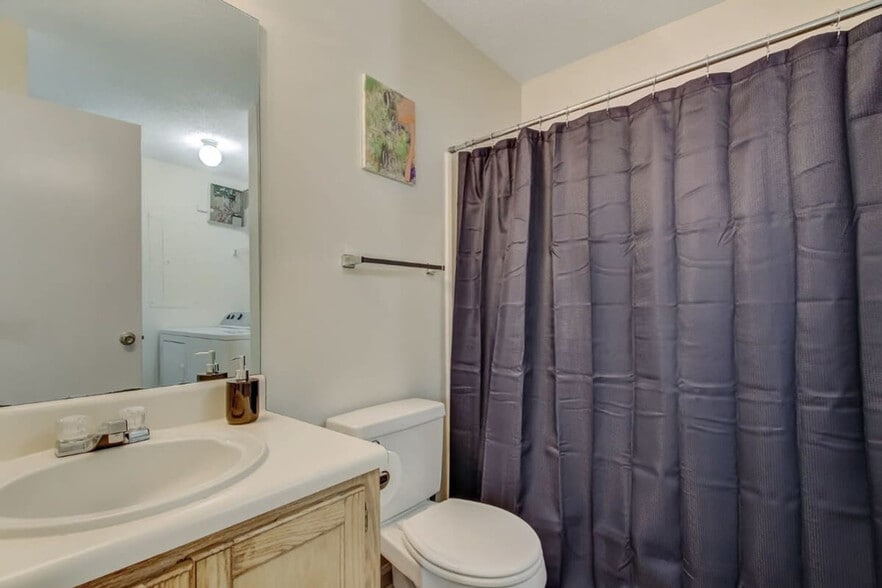 Building Photo - 222 Laurelwood Dr