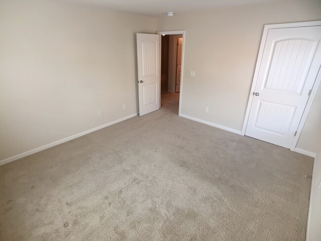Building Photo - Modern 3BR Townhome - Swim/Tennis and More!
