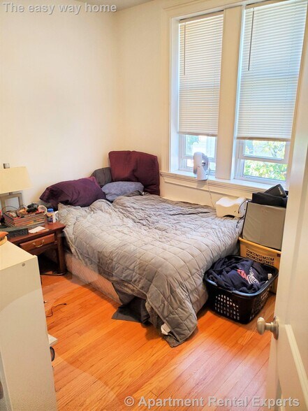 Building Photo - 170 Maple St