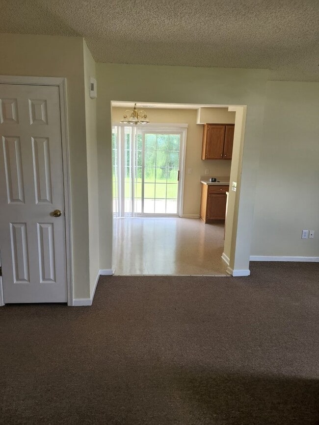 Building Photo - Beautiful Home with a Great Location In Town