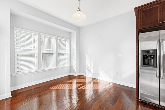 Building Photo - Bright & Spacious End-Unit Townhome in Flo...
