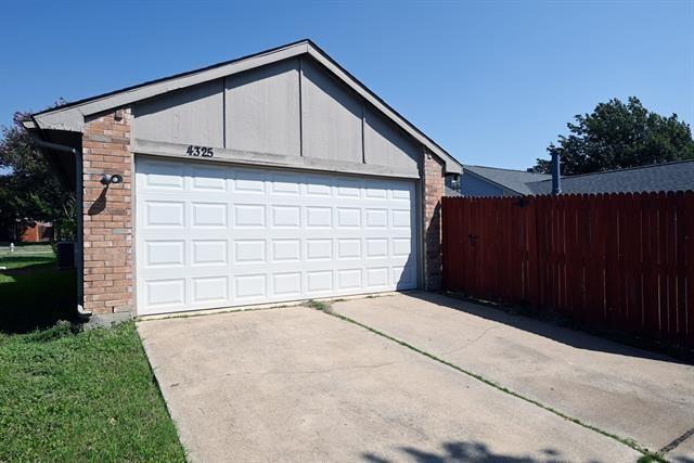 Building Photo - 4325 Ireland St