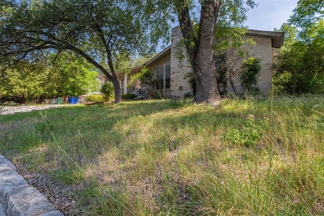 Building Photo - 6811 Thorncliffe Dr