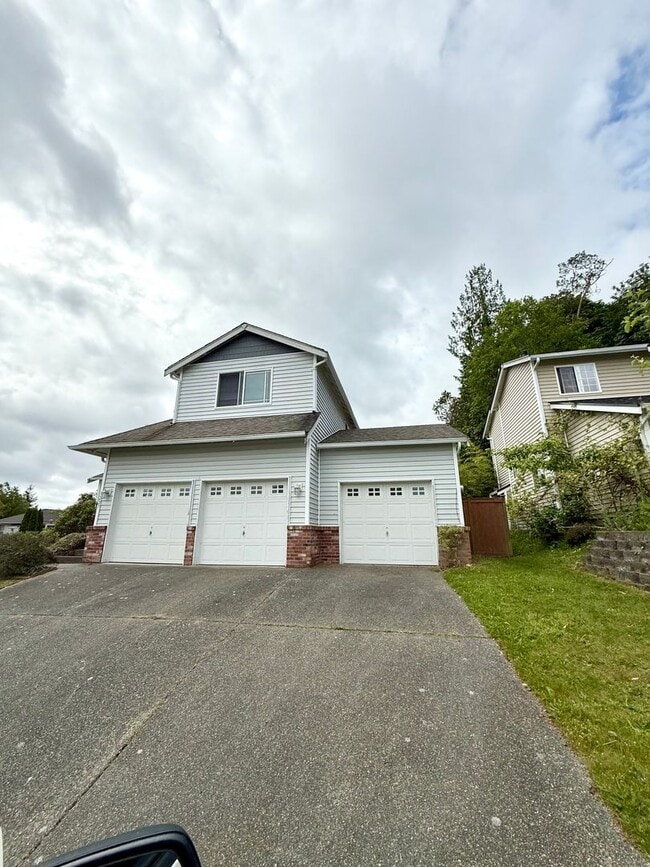 Building Photo - 5 Bedroom 2.5 Bath plus Bonus Room in East...