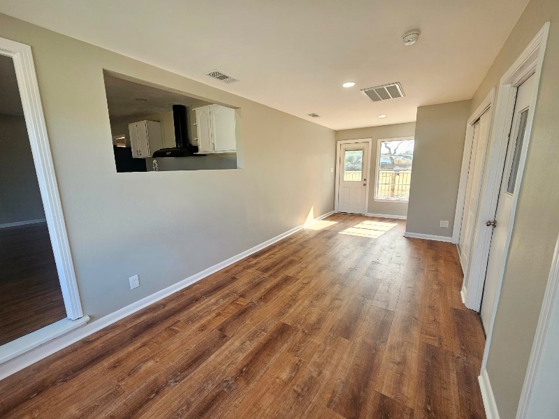 Building Photo - 513 Oakdale Dr