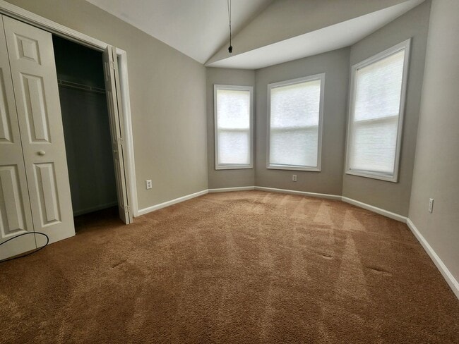 Building Photo - Spacious 3 bedroom with an outside oasis -...