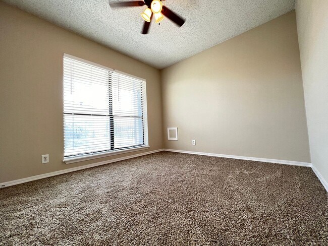 Building Photo - 2 Bedroom 2 Bath Apartment w/ Washer and Dryer Connections