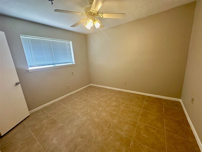 Building Photo - 2711 Colony Dr