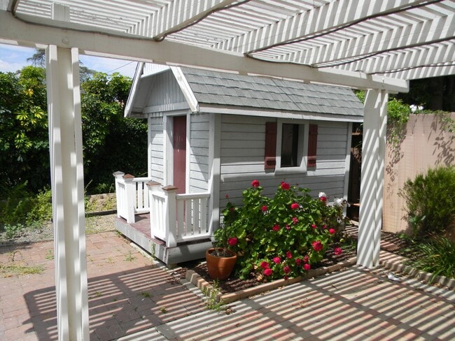 Building Photo - 352 S Pine St