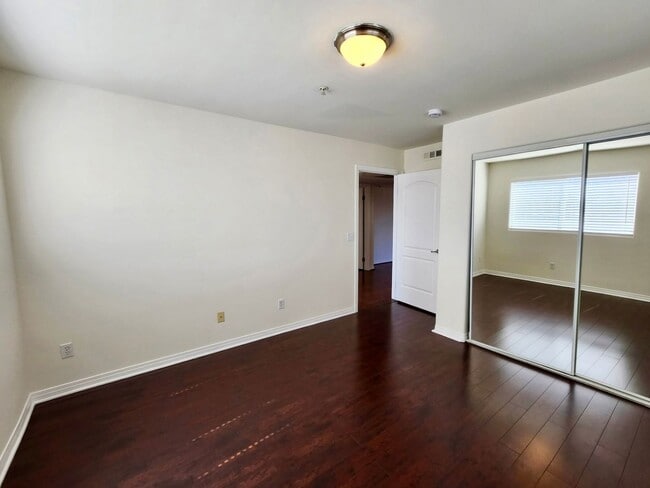 Building Photo - Spacious 3 bedroom condo in Van Nuys