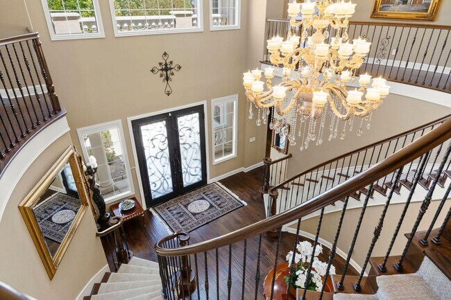 Building Photo - Exquisite Luxury Living in the Moorpark Co...