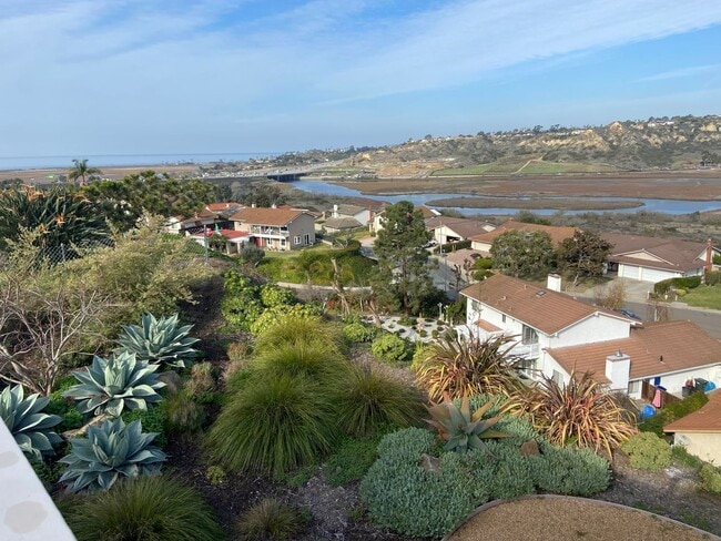 Building Photo - Updated 5 Bed, 3 Bath in Lomas Santa Fe Hi...