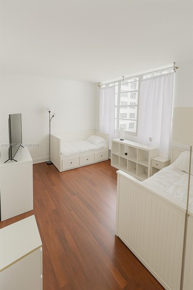 Building Photo - 905 Brickell Bay Dr