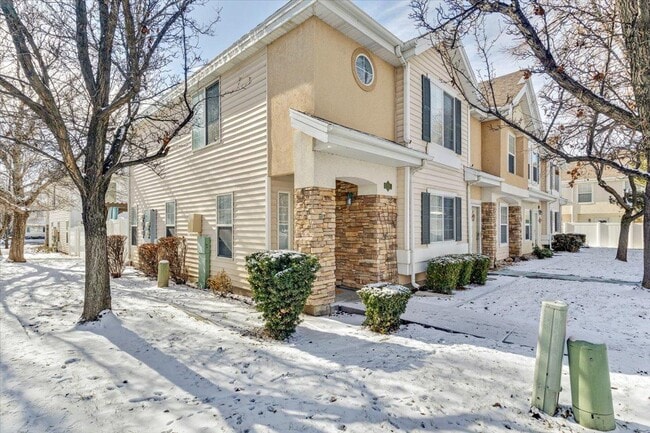 Primary Photo - 184 E Rideout Hall Ln