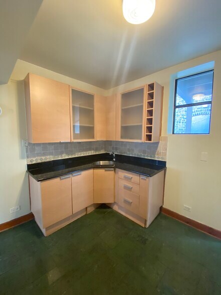 Kitchen - 4928 N Kedzie Ave