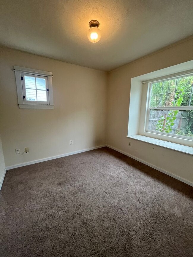 Building Photo - 2-Bedroom 1-bathroom house