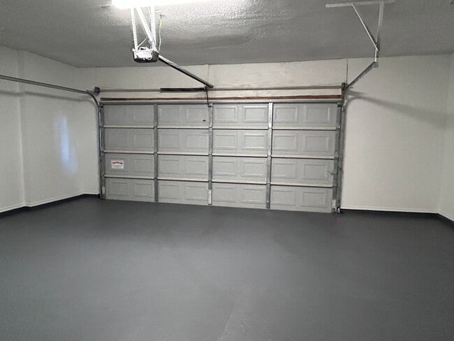 Building Photo - Updated Gem Near Thousand Oaks