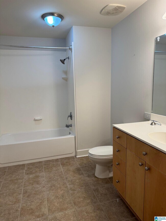 Building Photo - 1040 Broadway St