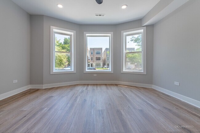 Building Photo - 4152 S Prairie Ave