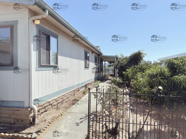 Building Photo - 55 & Older Charming 2 Bed 2 Bath Home In S...