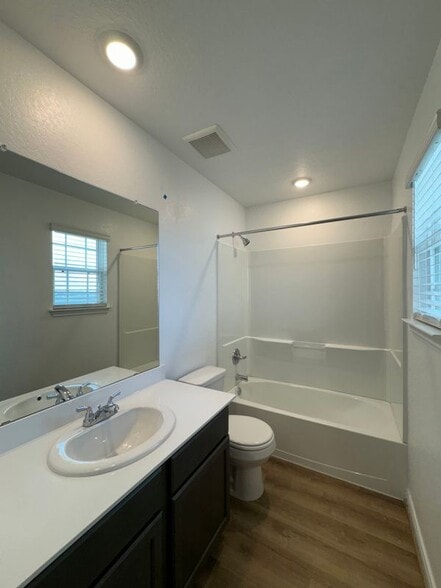 Building Photo - 11131 Hollinger Cir