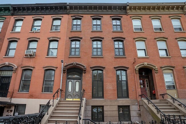 Primary Photo - 155 Grand St