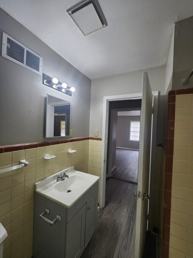 Building Photo - 3645 Brompton Rd