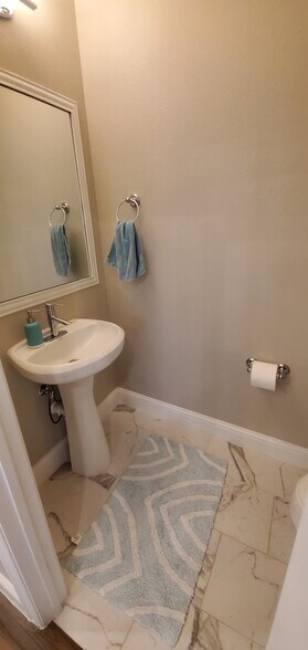 Powder bath - 1st floor - 4428 Dexter Ln