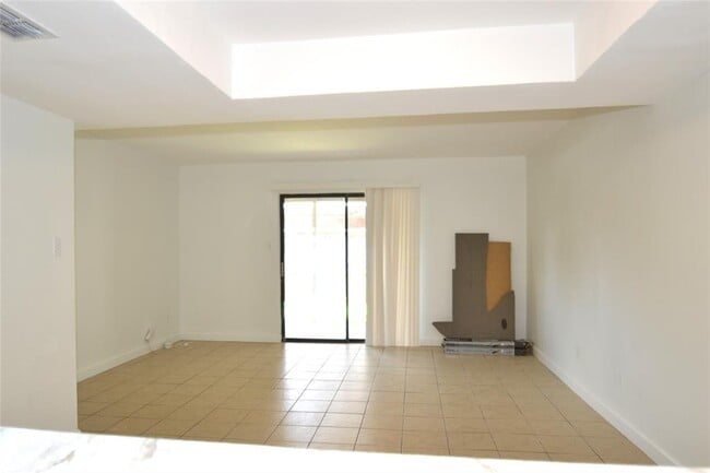 Building Photo - 1202 Southport Dr