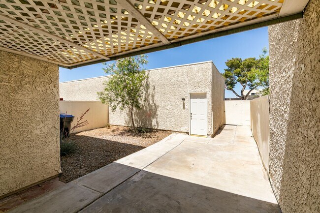 Building Photo - 2 Bedroom Townhome with 2 car attached garage in Henderson