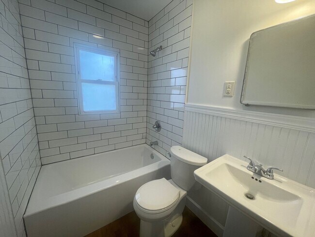 Building Photo - 426 Saluda Ave
