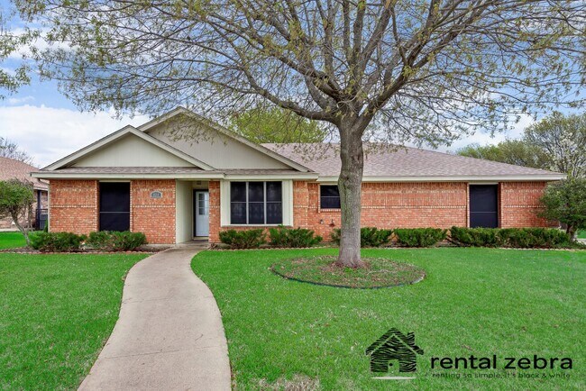 Building Photo - **COMING SOON** BEAUTIFUL CORNER LOT! Love...