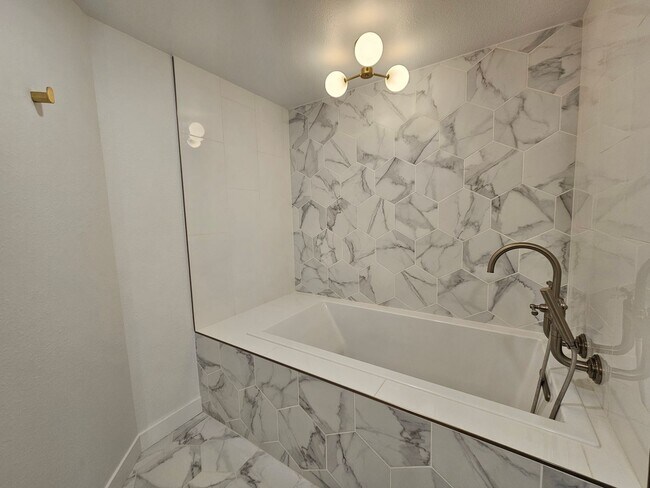 Building Photo - Cherry Creek Beautiful and Bright 1 Bed 1 Bath Condo