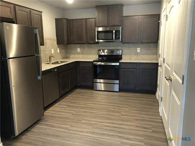 Building Photo - 1818 Castroville Trl