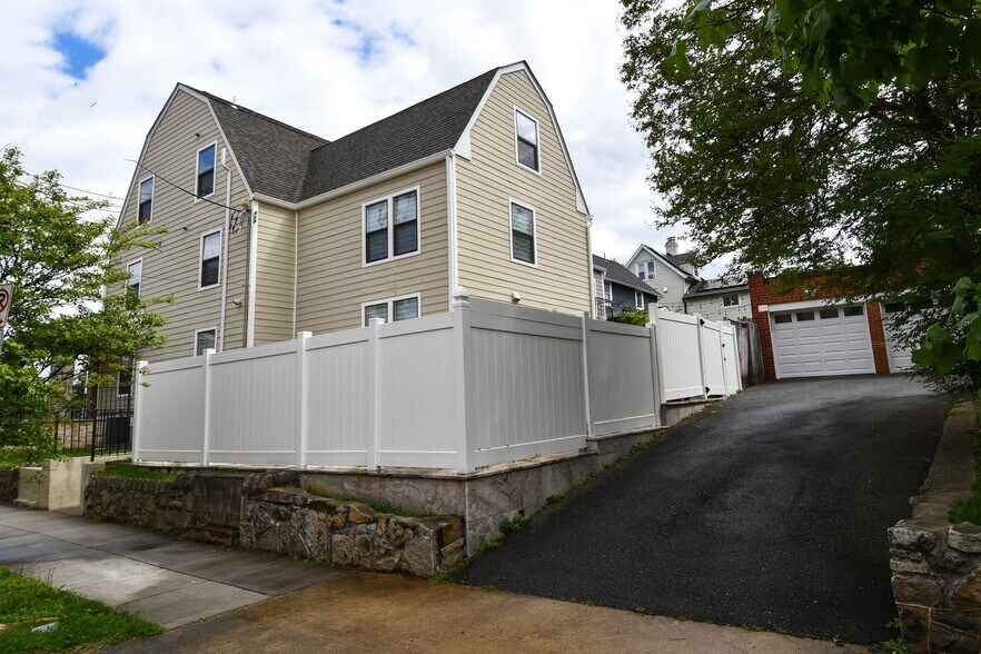 Building Photo - 901 Lawrence St NE