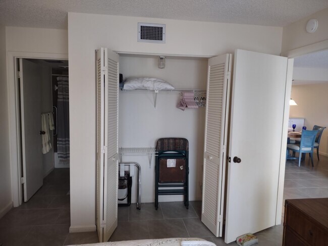 Building Photo - 5527 NE Gulfstream Way