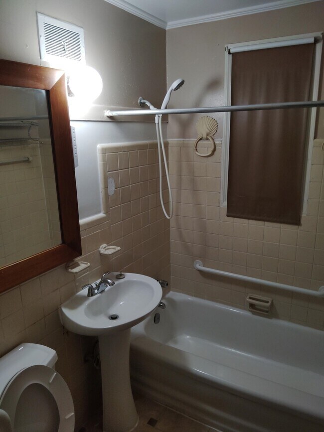 Building Photo - 1533 S Pkwy E