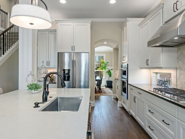 Building Photo - Beautiful & Bright Newer Home with Luxurio...