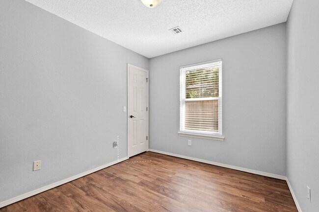 Building Photo - Great Location - 3/2 close to Downtown Bentonville!