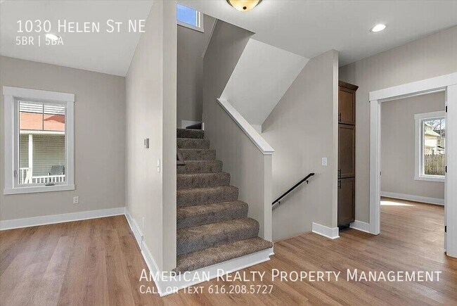 Building Photo - 1030 Helen St NE