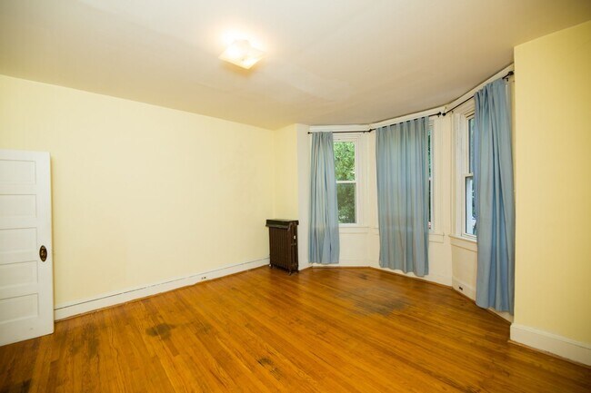 Building Photo - 2026/2027 JHU Off-Campus Charles Village 3bd/1ba Rowhouse w/ W/D!! Available 6/9/26