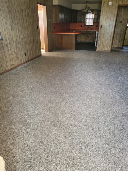 Building Photo - 819 W Broadway Ave