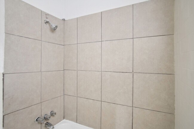 Building Photo - Close to Local Amenities and Downtown