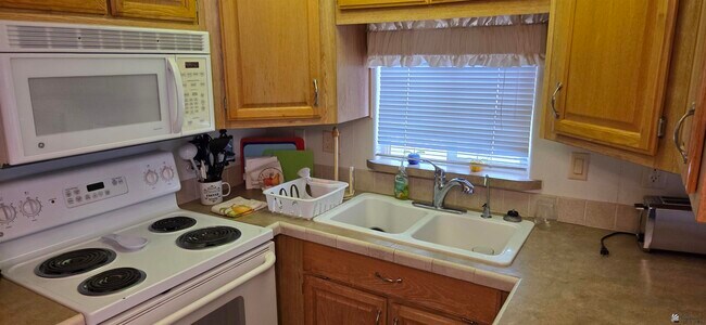 Building Photo - 5707 E 32nd St