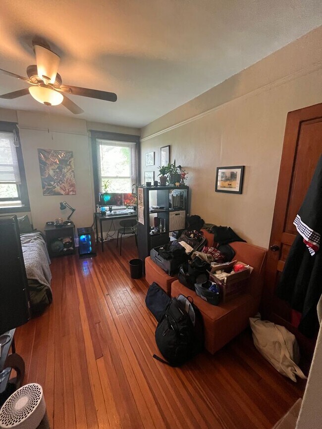 Building Photo - 2215 Victor St