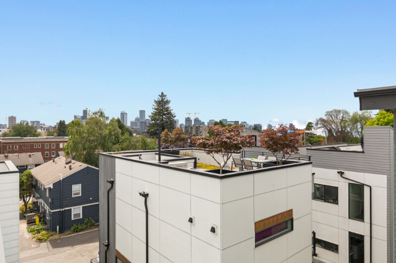 Building Photo - 921 10th Ave E